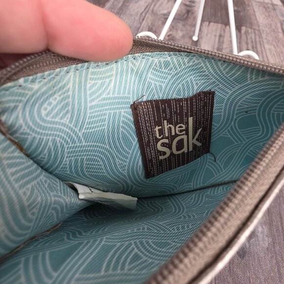 The Sak Silverlake ID Card Wallet Metallic Leather Silver Pewter Embossed Studs - Picture 9 of 11